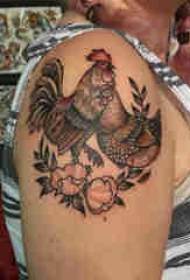 雙大臂紋身女孩大臂上花和公雞紋身圖片
