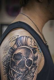 Il modello alternativo del tatuaggio del cranio a braccio grande fa si che le persone non osino avvicinarsi