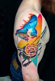 Estudante de padrão de tatuagem geométrica e floral com braços e fotos de tatuagem geométrica