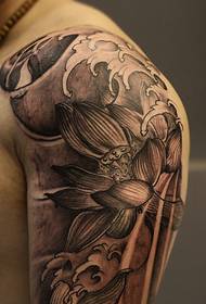 Fekete-fehér lótusz totem tetoválás a nagy karon