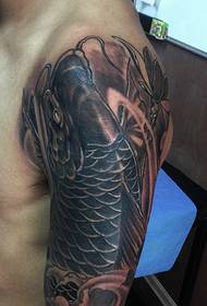 Tatuaggio vibrante di calamari grandi bianchi e neri