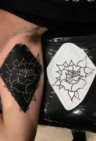 Дјечаци велике руке на црним геометријским једноставним апстрактним линијама сади цвијеће тетоваже слика