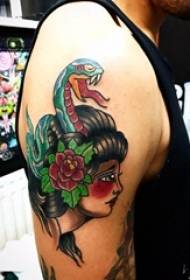 Braccio da ragazzo dipinto su gradiente semplice linea animale serpente e ritratto tatuaggio