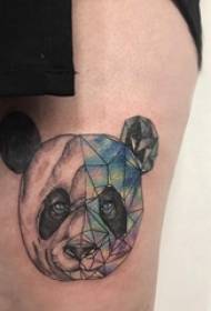 ilustrim tatuazh Panda foto me ngjyra tatuazh panda mbi kofshën e vajzave