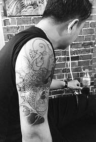 Μεγάλο χέρι μαύρο και άσπρο γραμμή καλαμάρια εικόνα τατουάζ
