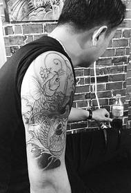 Picha kubwa ya tattoo nyeusi na nyeupe ya nyeupe