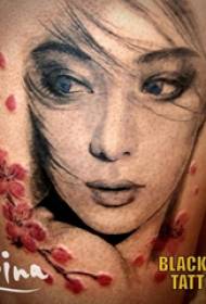 Tatuaggio del ritratto di schizzo del ritratto della ragazza del tatuaggio del ritratto del carattere sulla coscia