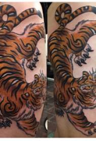 Татуирано бедро мъжко момче бедро върху цветна снимка на тигър татуировка