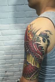 მამაკაცის დიდი მკლავი წითელი squid tattoo სურათი ხიბლი უძლეველი
