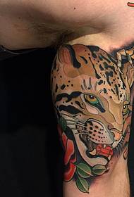 Granda leoparda kapo leviĝis tatuaje