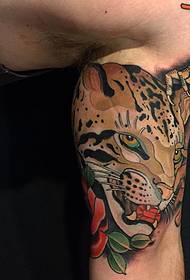 Modello tatuaggio rosa testa di leopardo grande