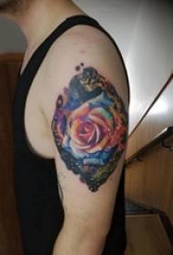 Par de tatuajes de brazo grande del brazo grande del niño en una imagen de tatuaje de rosa de color