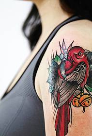एक रंगीन पक्षी टैटू टैटू के साथ फैशन लड़की