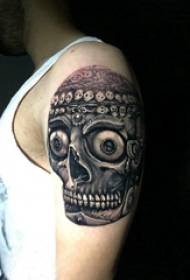 foto skullTattoo, foto e bukur e tatuazhit të kafkës në krahu mashkull