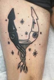 Coxa tatuagem masculino menino coxa na foto de tatuagem de lula preta