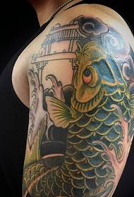 Modello tatuaggio colorato calamari tradizionale a braccio grande