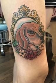 Cadell del tatuatge de la flor de la cuixa de la noia i la imatge del tatuatge del gos