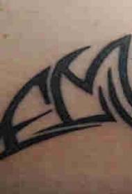 Dubbele grootarm tatoeëermerke manlike groot arm op swart dolfyn-tatoeëermerke