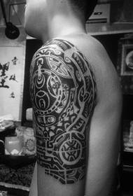 Черно-белая татуировка в стиле тотем с большой рукой