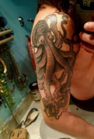 Tatuaxe de polbo sinxela imaxe de tatuaxe de polbo de cinza de polbo no brazo grande