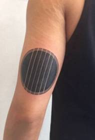 Tatuaje de elemento xeométrico de personaxe masculina brazo grande na imaxe de patrón xeométrico negro