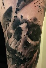 Modello di tatuaggio teschio bianco e nero bellissimo braccio grande fionda