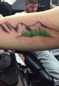 Илустрација за голема тетоважа со машки раце на шарена планинска слика за тетоважи