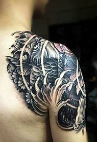 A imagem grande do tatuagem do lula dobro preto e branco do braço é muito clara