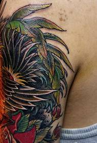 A nagykar szemet gyönyörködtető színes nagy kakas tetoválással nyer