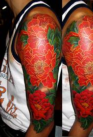 Wzór tatuażu piwonia z dużym ramieniem