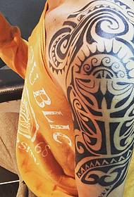 Kjekk storarm Maya totem-tatovering