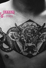 Tatuatge creatiu de cap d’antílope en blanc i negre
