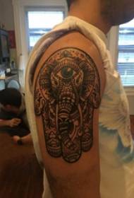 Illustrazione del tatuaggio del grande braccio grande braccio dell'elefante maschio sull'immagine variopinta del tatuaggio dell'elefante