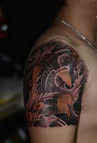 ຮູບ tattoo ຂະ ໜາດ ໃຫຍ່ຂອງກຸ້ງແຂນແມ່ນຂ້ອນຂ້າງຈັບຕາ