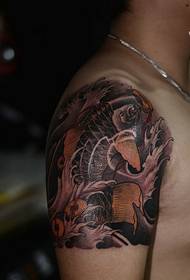 ຮູບ tattoo ຂະ ໜາດ ໃຫຍ່ຂອງກຸ້ງແຂນແມ່ນຂ້ອນຂ້າງຈັບຕາ