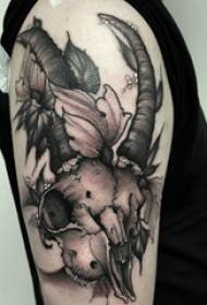 Tatuaje de brazo grande doble brazo grande masculino en imagen de tatuaje de cabeza de oveja negra