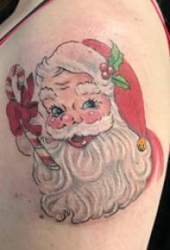 Ragazzo del tatuaggio di natale con il grande braccio sull'immagine colorata del tatuaggio della Santa