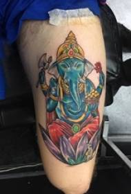 Cuisse de garçon de cuisse mâle garçon sur l'image de tatouage d'éléphant de couleur