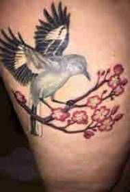 Tradizione del tatuaggio coscia ragazza cosce foto di prugne e uccelli