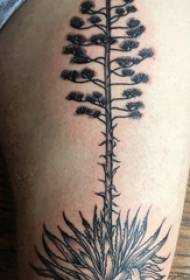 Šlaunies tatuiruotės patino berniuko šlaunys ant juodo augalo tatuiruotės paveikslėlio