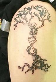 Divvirzienu tetovējums, zēna roka, koka formas galvaskausa tetovējums