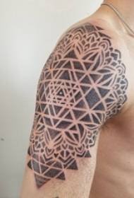 3D geometrinio tatuiruotės modelio moksleivio didžioji ranka ant juodos geometrinės vanilės tatuiruotės paveikslėlio