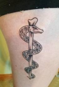 Tattoo օձի սատանայական աղջկա ազդրը սև օձի դաջվածքի նկարում