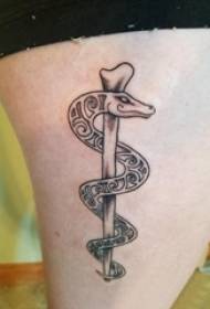 Kitambaa cha msichana wa tattoo ya nyoka ya tattoo kwenye picha nyeusi ya tattoo