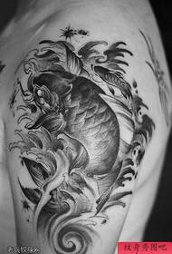 Tatoo za squid za wino zenye silaha kubwa zinashirikiwa na tatoo