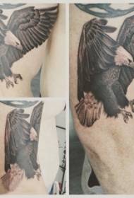 Tatuaż wzór orła Udo studenta mężczyzna na wzór tatuażu orzeł