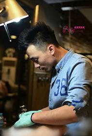 tattoo ແຂນໃຫຍ່ແບບຍີ່ປຸ່ນທີ່ມີຄວາມຄິດສ້າງສັນ