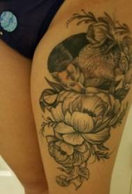 Zampone della ragazza di fiore del modello del tatuaggio sull'immagine del tatuaggio della volpe e del fiore