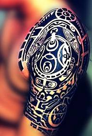Klasik tato tradisional lengan besar totem