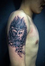 Tatuatge de rei de mico gran braç ple de confiança